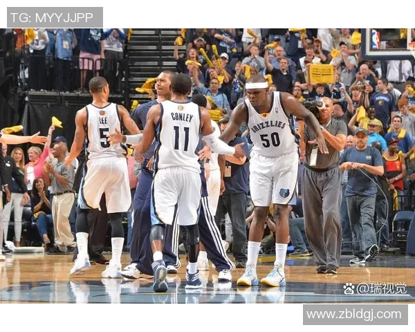 爵士与独行侠激战正酣比分悬念不断球迷期待精彩逆转时刻 爵士与独行侠激战正酣比分悬念不断球迷期待精彩逆转时刻